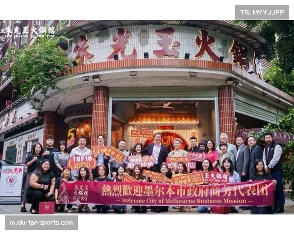 墨尔本市长访华获南京队球衣 送出胜利队纪念礼物